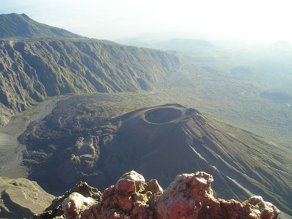 looking-into-the-crater-at-the-ashcone